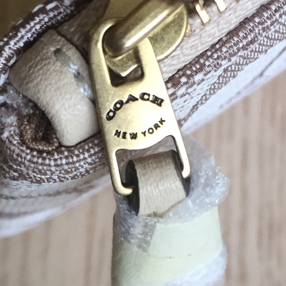 LAST ONE‼️Coach Stone Ivory Wristlet - Picture 5 of 11